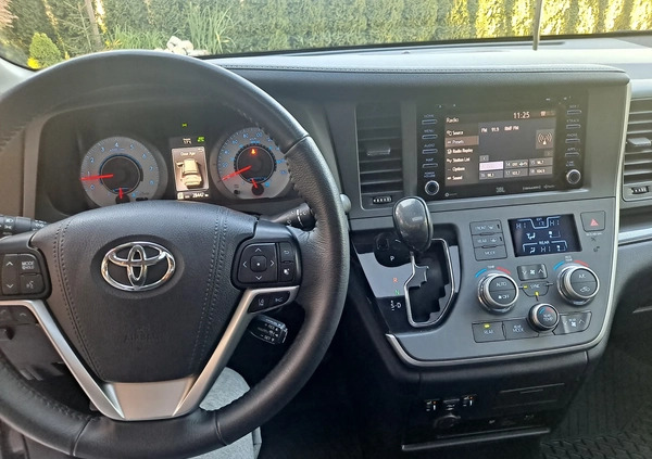 Toyota Sienna cena 169000 przebieg: 29000, rok produkcji 2020 z Łuków małe 631